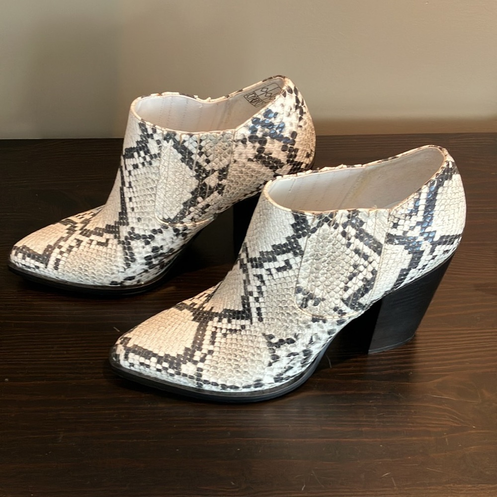 Size 9 White gray & black snake print Kendall and Kylie boots with 4 inch heels